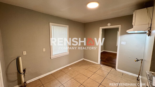 Building Photo - 1580 Hugenot St