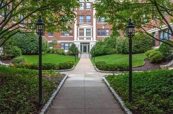 Foto principal - 137 Englewood Ave