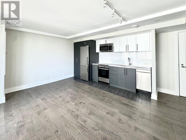 Building Photo - 11-611 Walmer Rd