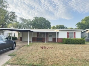 Building Photo - 705 Greenway Dr