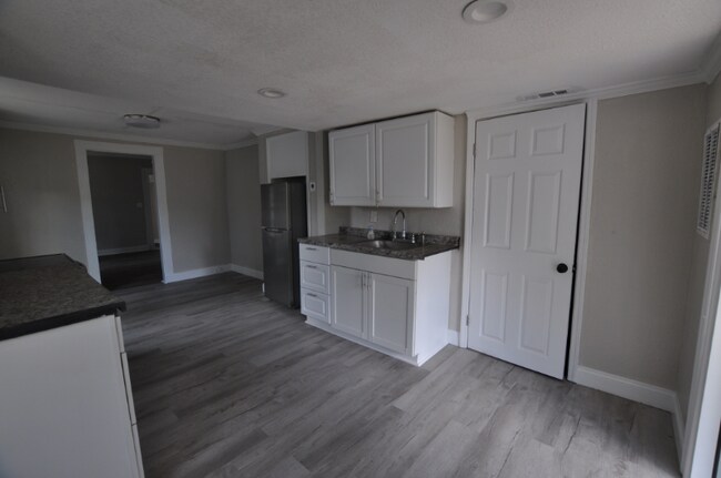 Building Photo - 914 23rd St W
