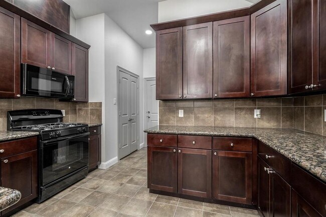 Foto del edificio - 203 Maple Ln