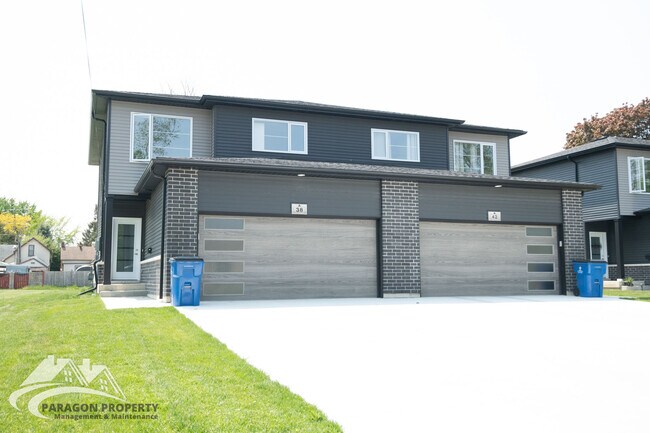 Photo du bâtiment - 38 Llydican Ave