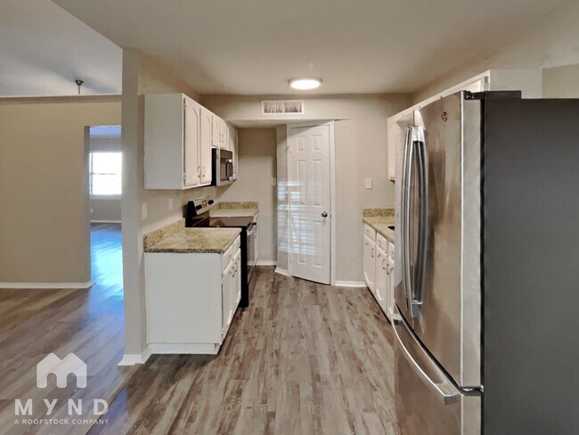 Foto del edificio - 325 Hemlock Dr