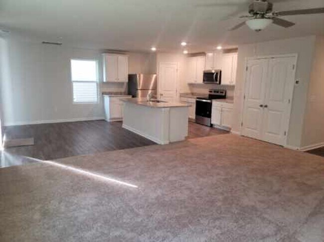 Foto del edificio - Newer Construction Home in Creedmore Hills!