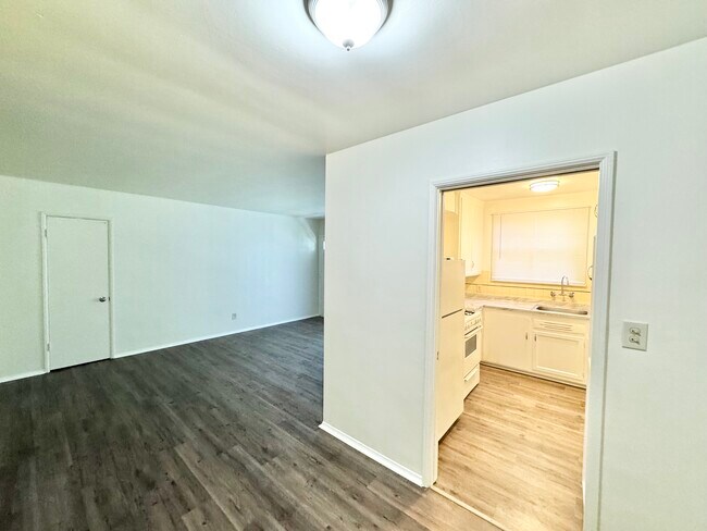 Building Photo - 131 1/2 Normandie Ave