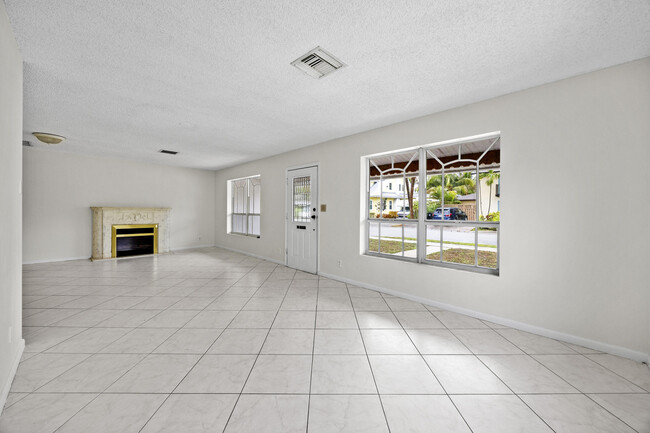 Building Photo - 1828 N Palmway