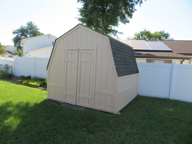 Building Photo - 7895 Pavilion Dr