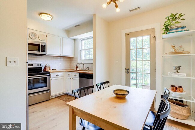 Foto del edificio - 2705 S Walter Reed Dr