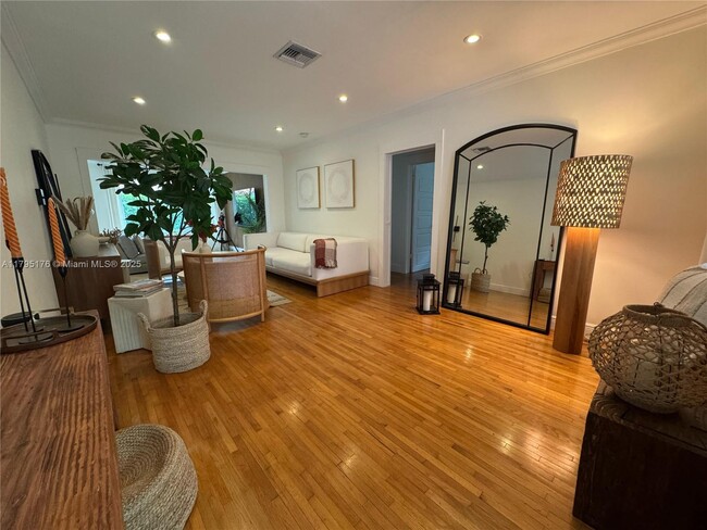 Foto del edificio - 639 Bird Rd