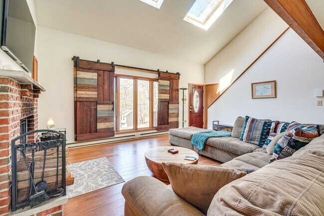 Foto del edificio - 5317 Woodbridge Dr E