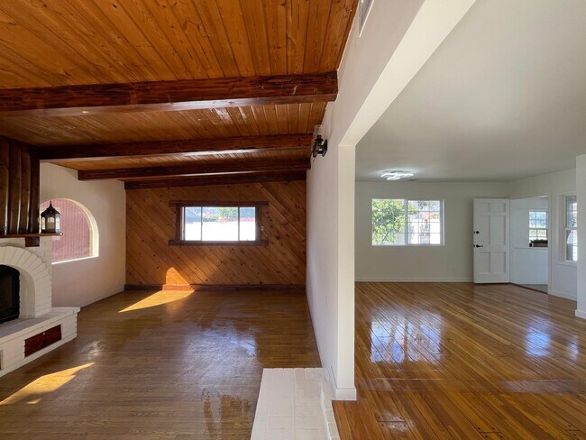 Foto del edificio - 7359 Amestoy Ave