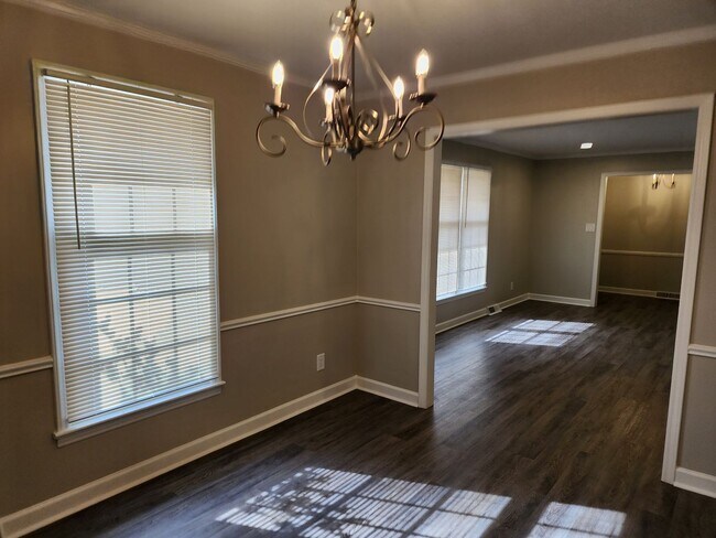 Foto del edificio - Remodeled Brick Rancher With a Screened Po...