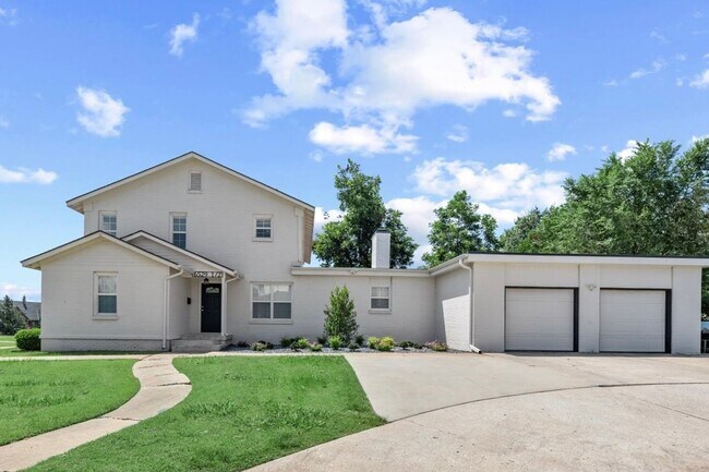Foto del edificio - A modern revival of classic architecture, this Nichols Hills residence has been meticulously rebu...