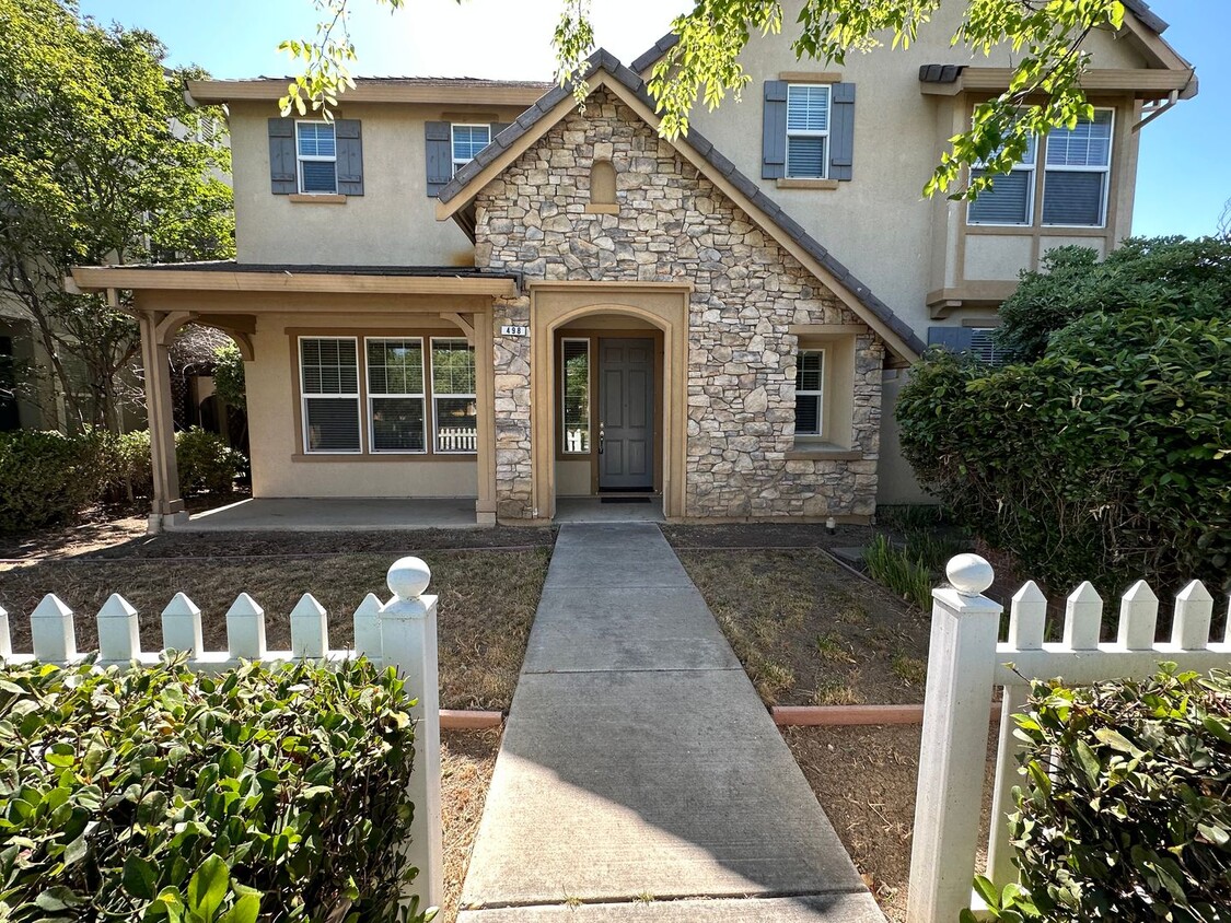 Primary Photo - Beautiful 5 Bedroom, 3 Bath Mountain House...