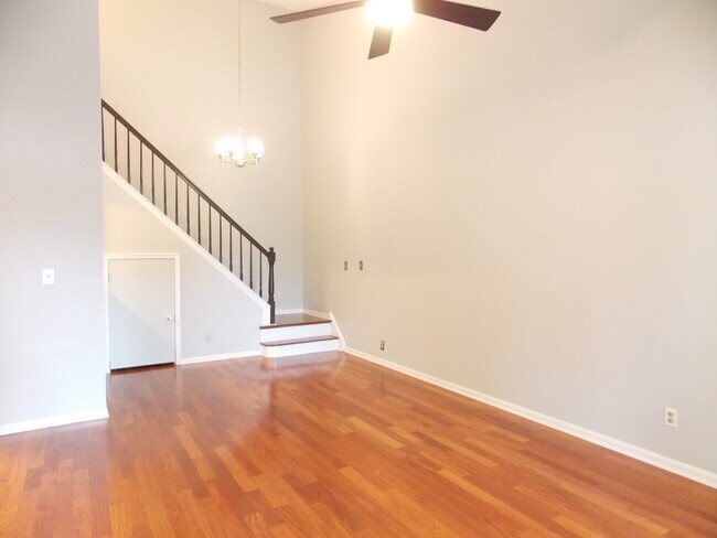 Foto del edificio - 12 Spruce Ct