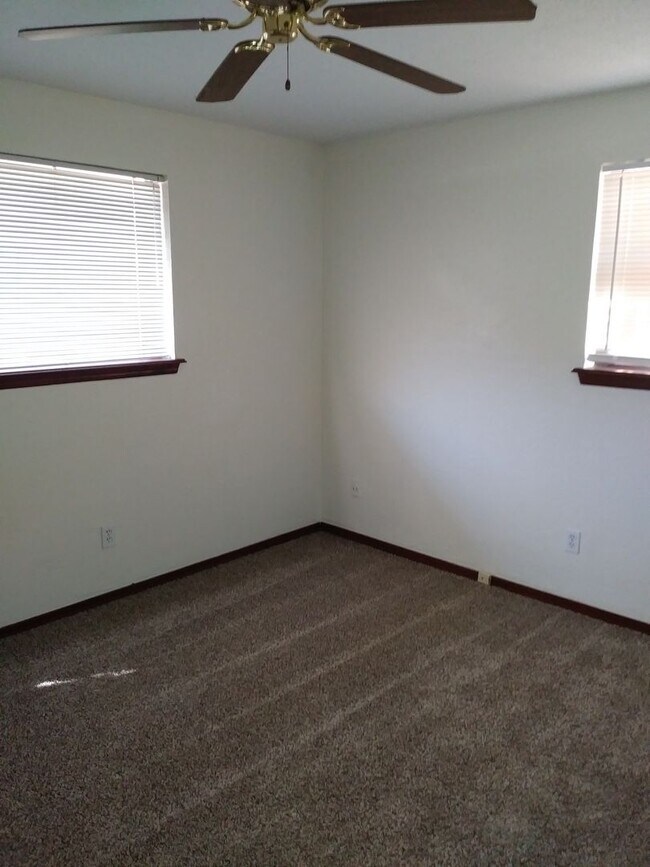 Building Photo - 3 Bed, 1 1/2 Bath, 1 Car Garage