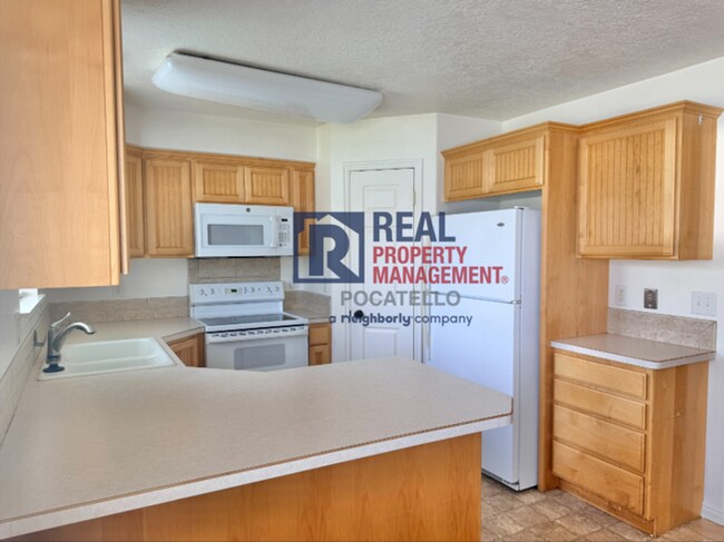 Foto del edificio - MOVE IN SPECIAL - 5 Bedroom 3.5 Bath Duplex - 2 car garag