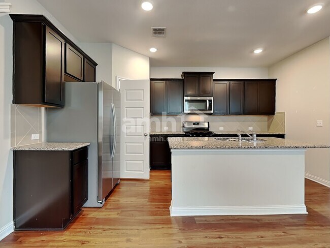 Foto del edificio - 8107 Cottage Rose Drive