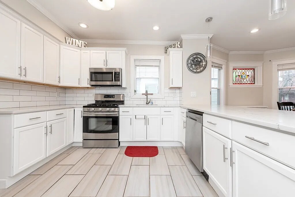 Primary Photo - 30 Larchmont St