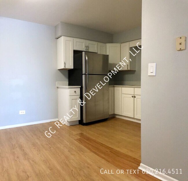 Building Photo - ***WESTMONT LOCATION / LARGE 1 BEDROOM / T...