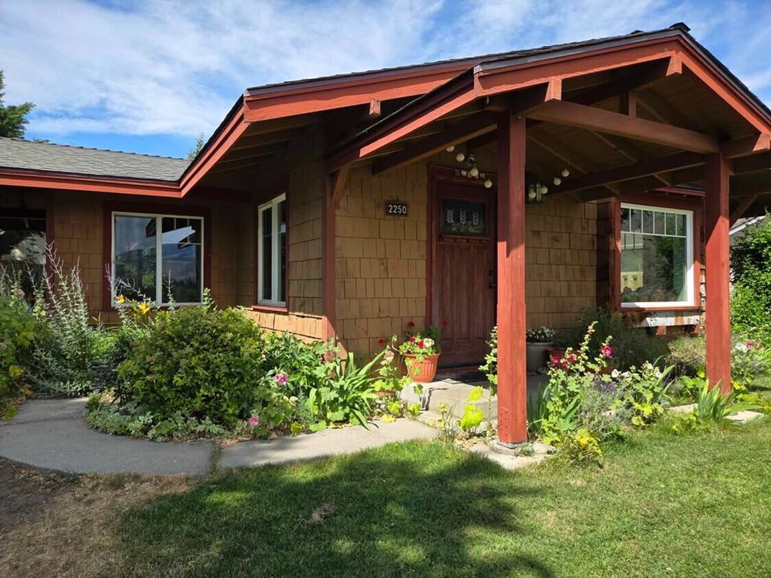 Primary Photo - Adorable 2 bedroom house for rent in quiet...