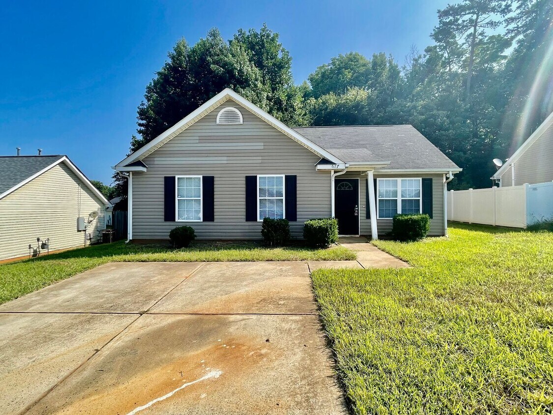 Primary Photo - This lovely three bedroom two bath home