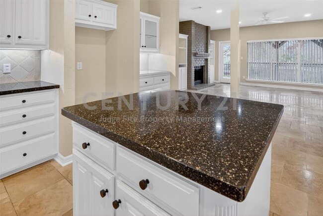Building Photo - Beautiful 3/2/2 Townhome in Weatherford Ready For Move-In!