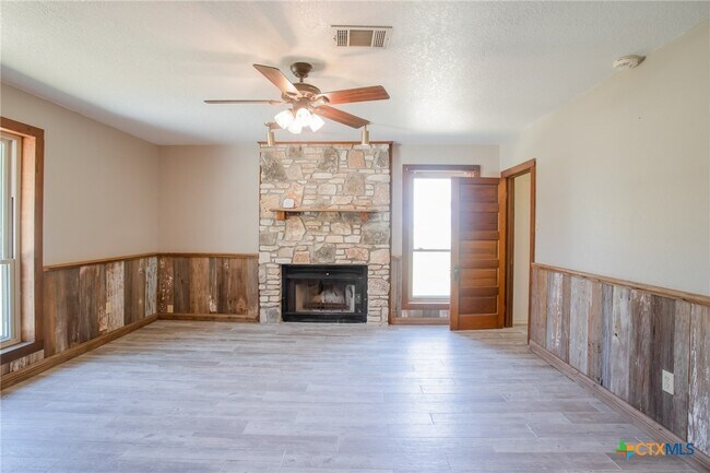 Foto del edificio - 4692 S E River Rd