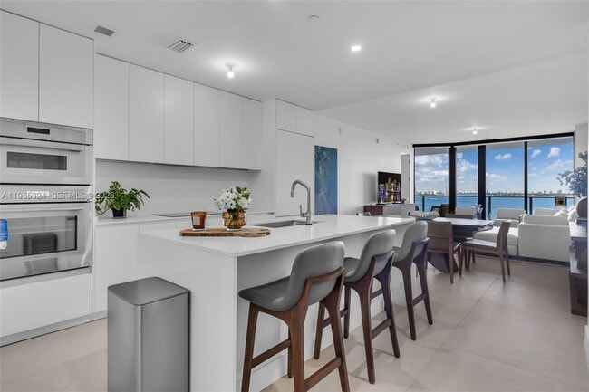 Building Photo - 700 NE 24th St