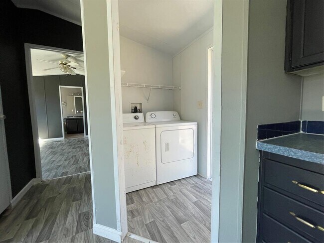 Foto del edificio - 27951 Hickory Dr