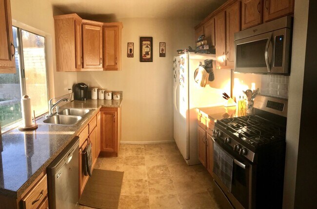 Building Photo - Unbeatable Charm in Camarillo's Colony