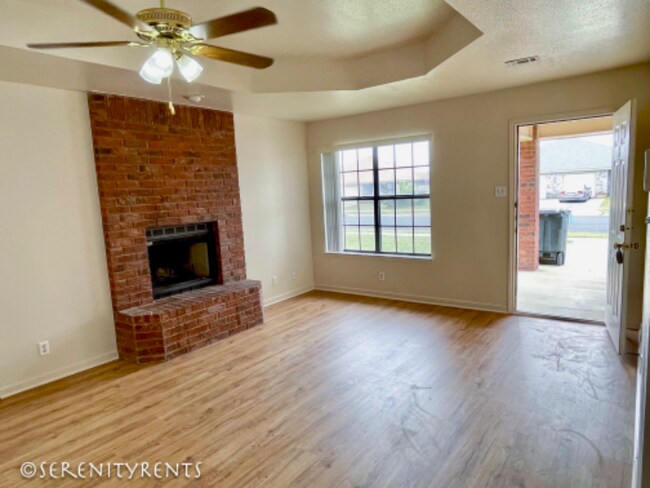 Foto del edificio - 5209 Morning Glen Ln
