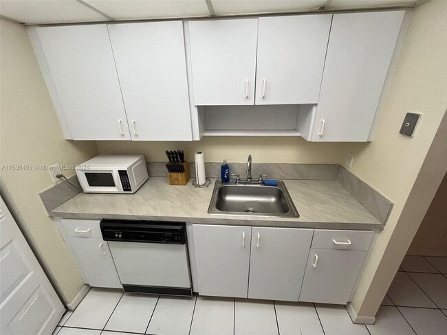 Building Photo - 500 NE 2nd St