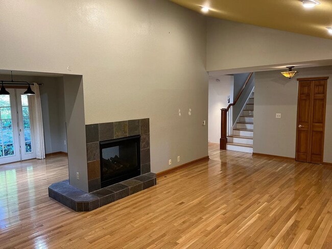 Building Photo - CUSTOM 3BD 2.5BA HARDWOOD FLOORS THROUGHOUT