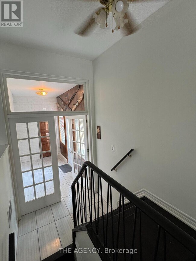 Photo du bâtiment - 1590 Liveoak Dr
