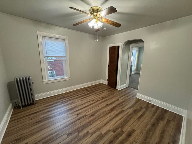Building Photo - Comfortable 2nd Floor Apartment