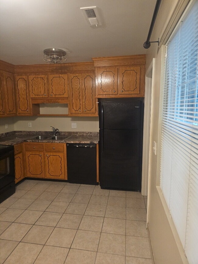Building Photo - "Charming 2-Bed Townhouse Retreat on Fleming Road – Spacious Comfort in Charleston!"