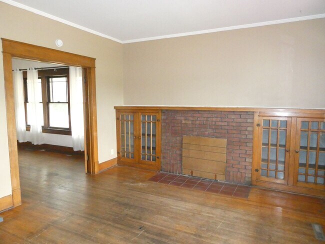 Building Photo - 4 bed/2 bath house, walking distance to Ca...