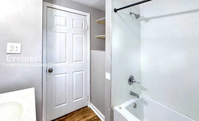 Foto del edificio - 2 Bed/1 Bath Home with Washer/Dryer / Pet-...