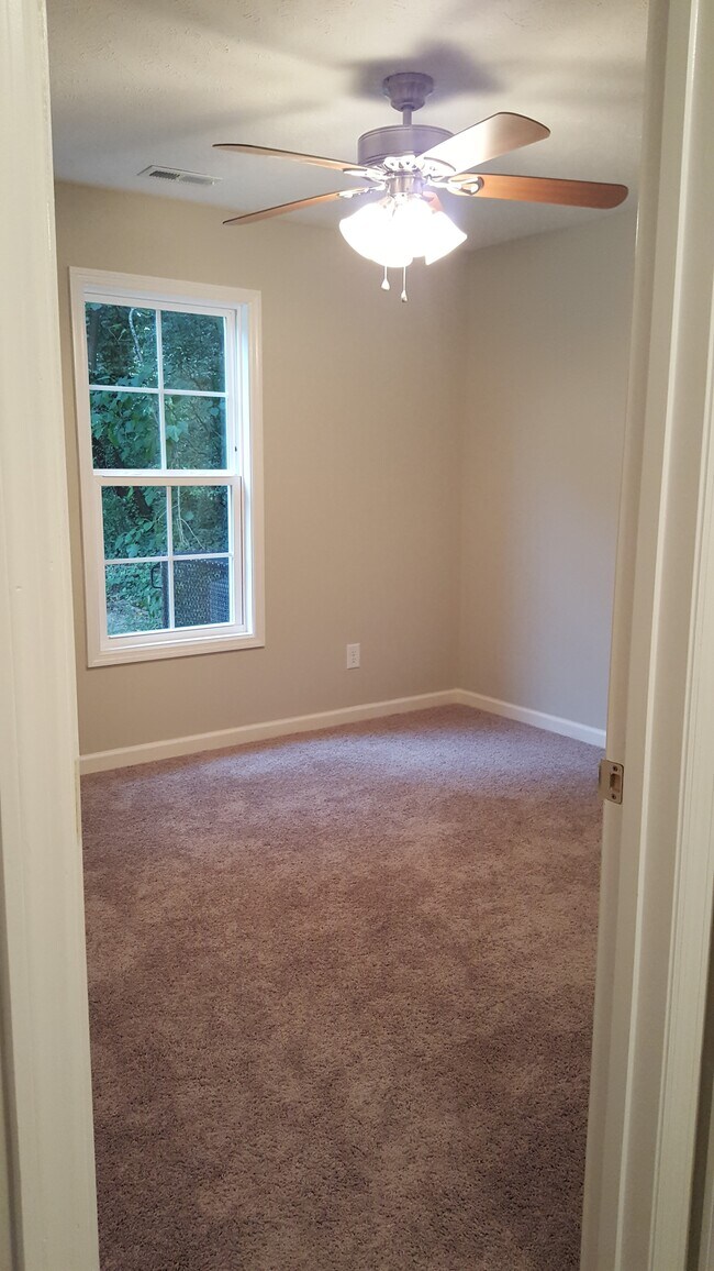 Back bedroom - 601 Roxie Ave