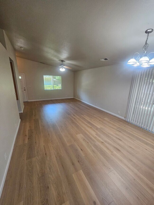 Foto del edificio - Spacious 3-Bed, 2-Bath Duplex with Private...