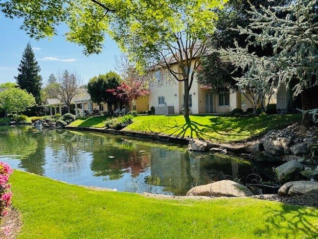 Foto del edificio - $2,850 Lake Views, Marks & Herndon Stonebr...