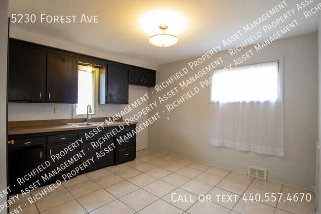 Foto del edificio - 5230 Forest Ave