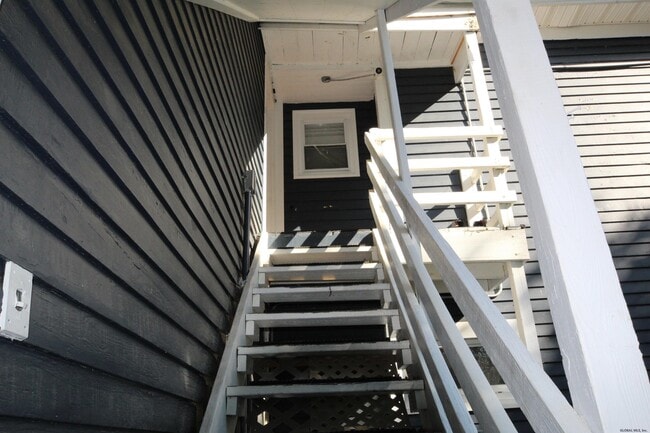 Building Photo - 142 Main St