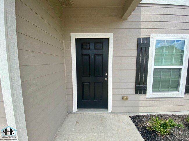 Building Photo - BEAUTIFUL 4 bed/2.5 bath in Converse that'...