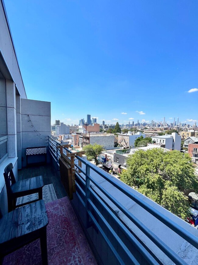 Building Photo - 3203 Steinway St