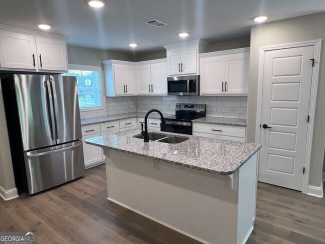 Building Photo - 401 Madison Ave