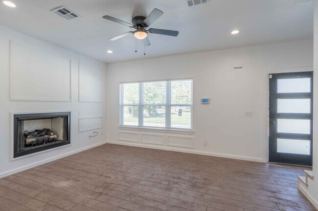 Building Photo - 3 Bed / 2.5 Bath Near Downtown Tulsa!