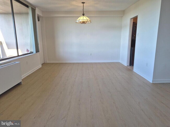 Building Photo - 3705 S George Mason Dr